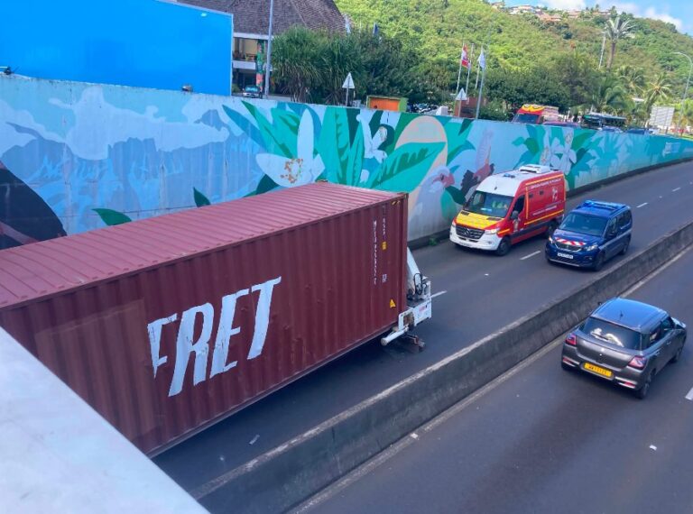 Container encastré dans le tunnel de Punaauia : le chauffeur a pris la ...